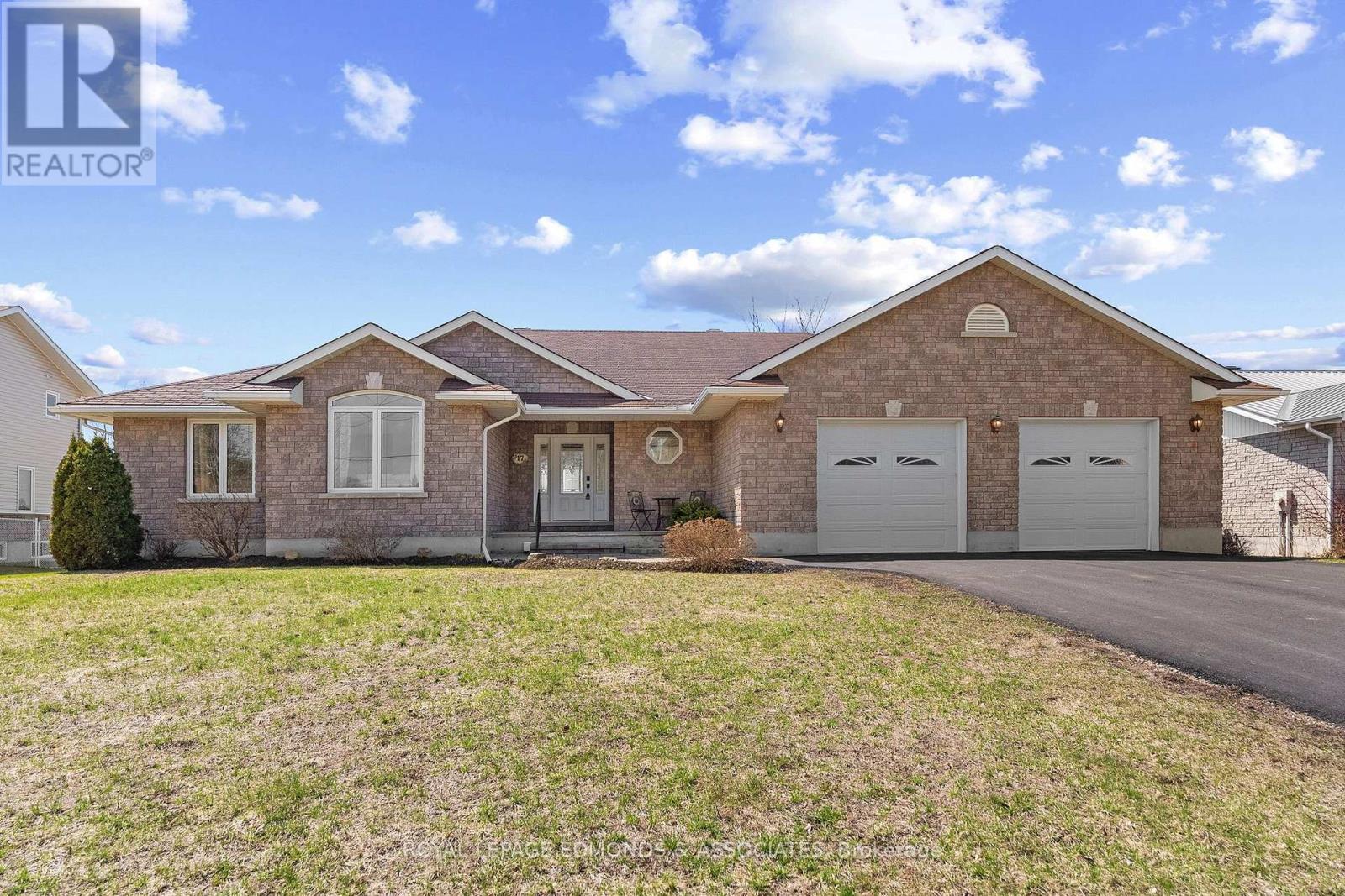 17 MINTO STREET, Whitewater Region, Ontario