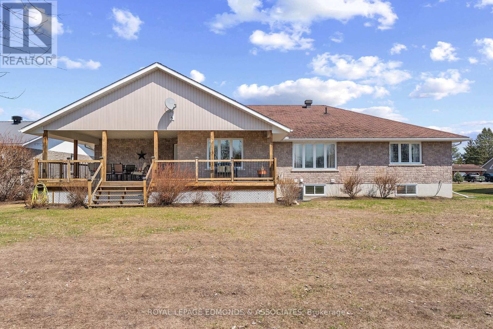 17 Minto Street, Whitewater Region, Ontario  K0J 1C0 - Photo 41 - X13022032