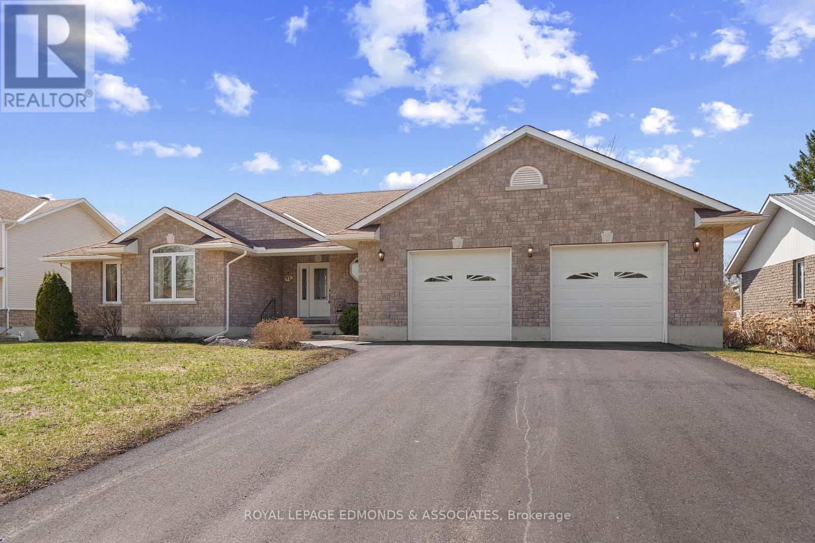 17 Minto Street, Whitewater Region, Ontario  K0J 1C0 - Photo 2 - X13022032