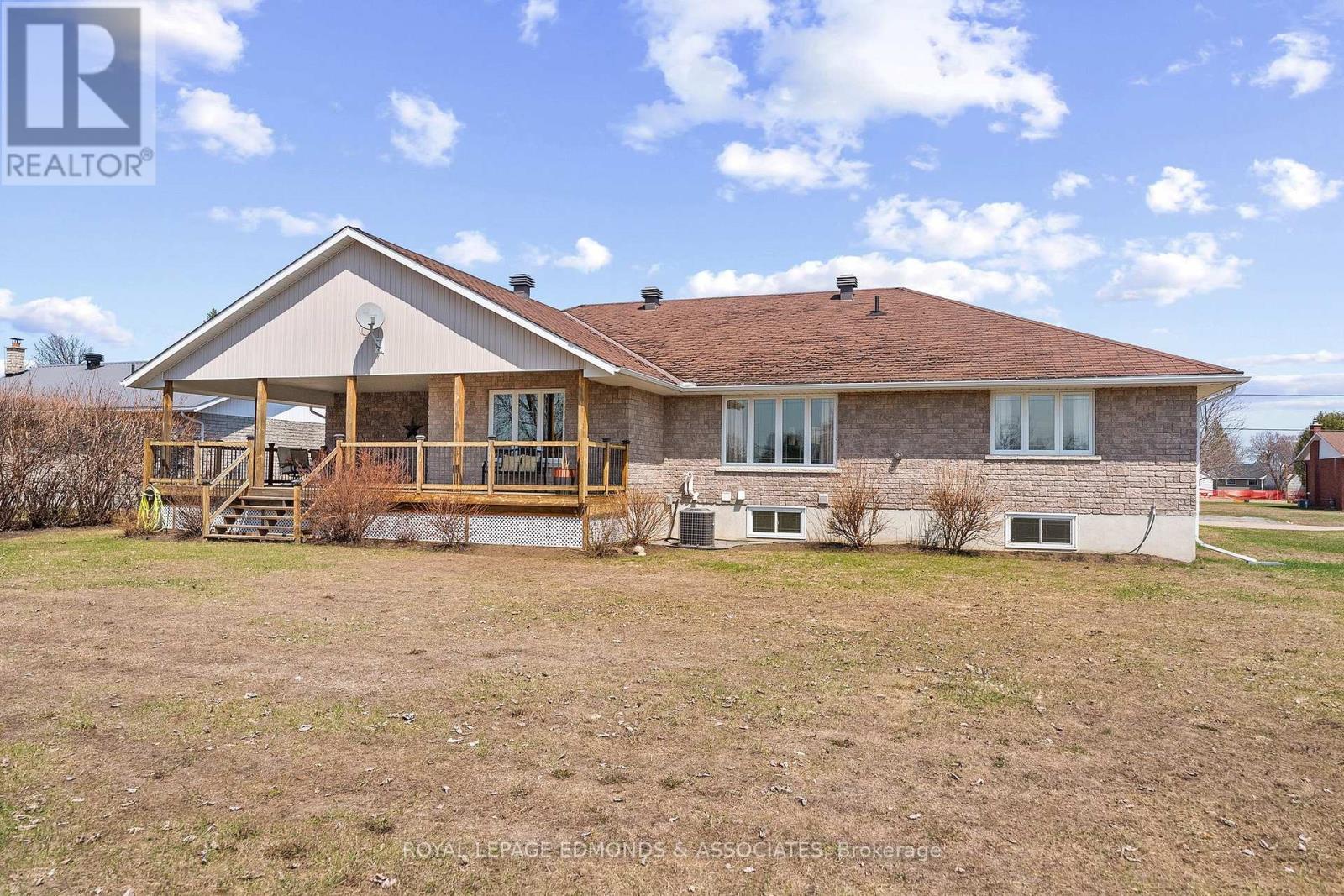 17 Minto Street, Whitewater Region, Ontario  K0J 1C0 - Photo 42 - X13022032