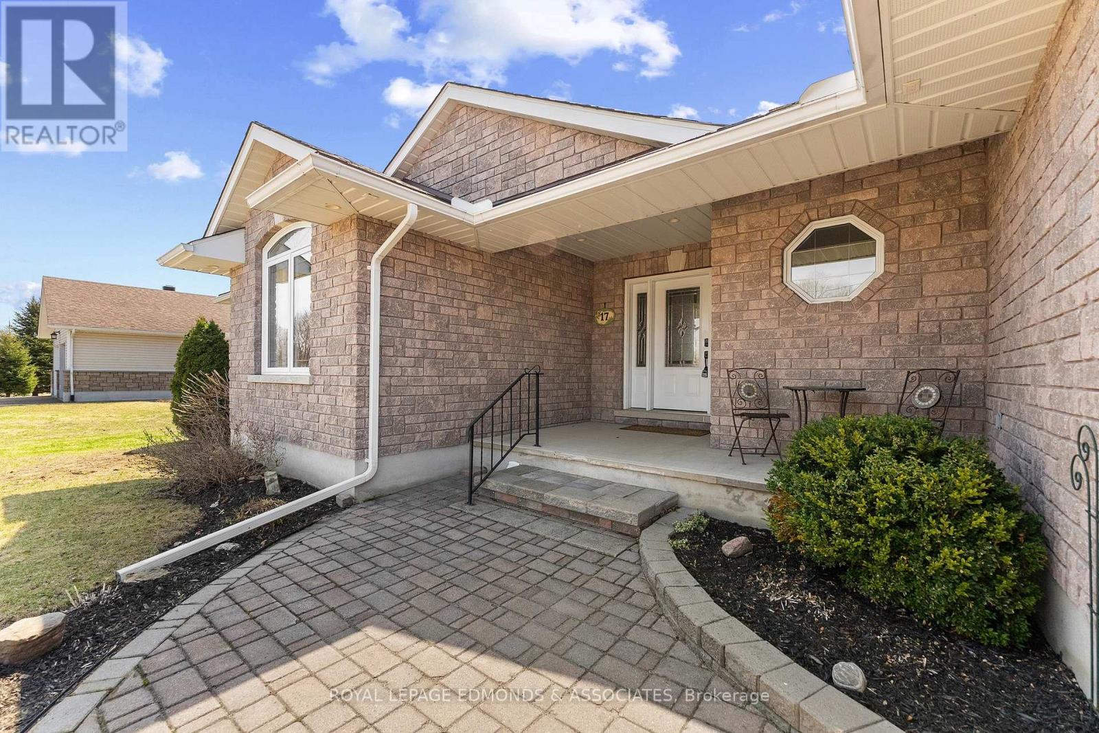 17 Minto Street, Whitewater Region, Ontario  K0J 1C0 - Photo 5 - X13022032