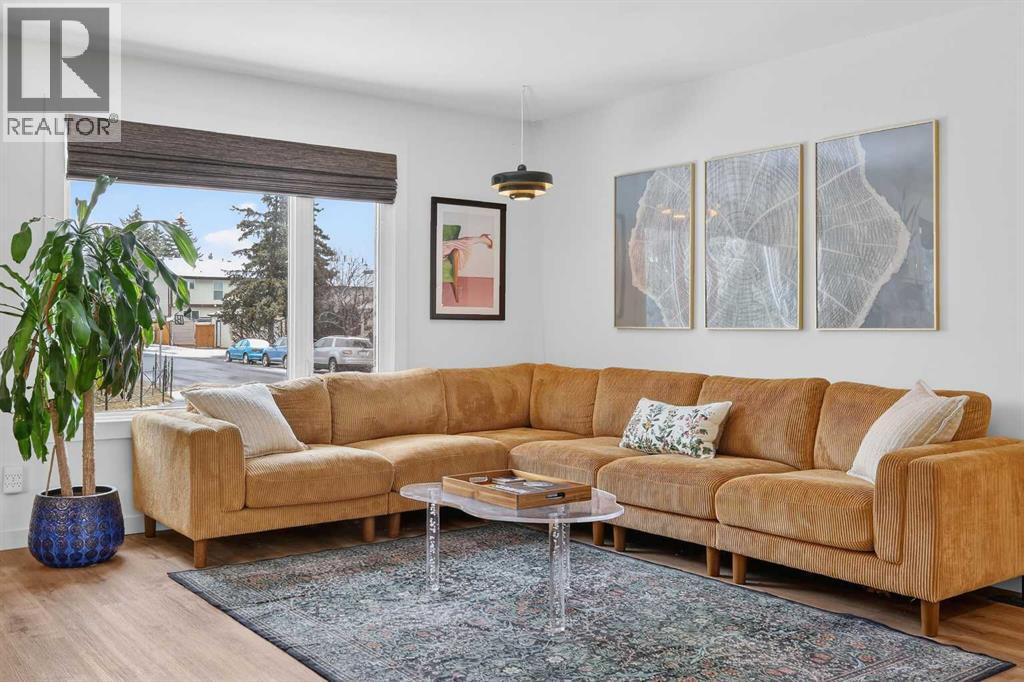 584 Woodhill Place Sw, Calgary, Alberta  T2W 3L5 - Photo 5 - A2298867