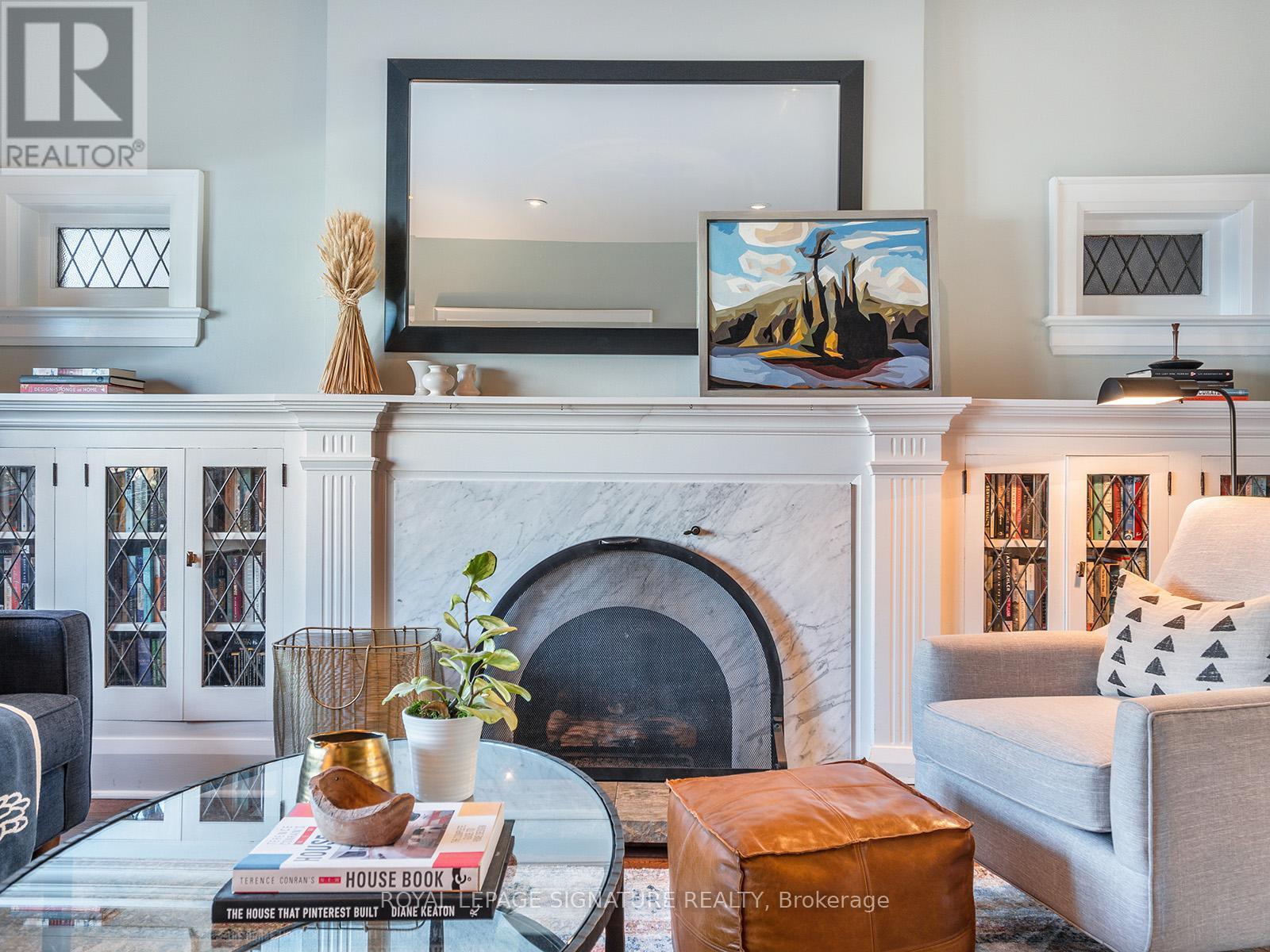 <div class="slider-price">$1,099,000</div><p>390 Kingswood Road, Toronto, Ontario</p>