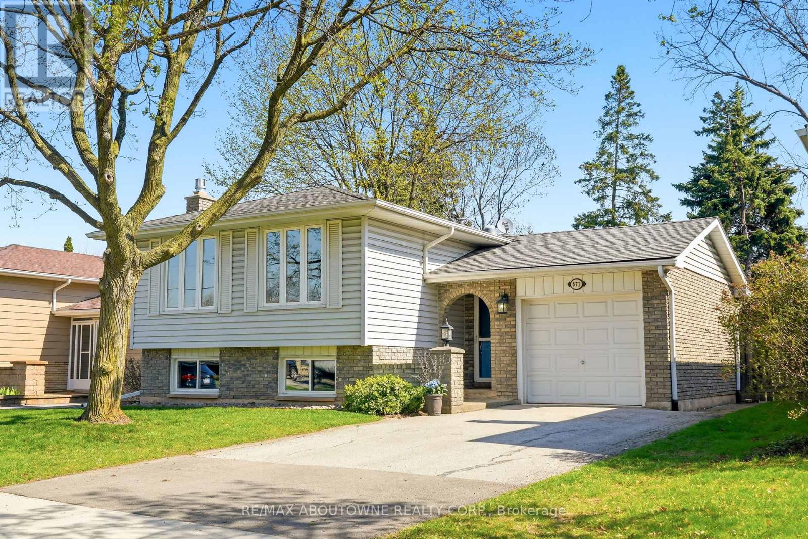 671 WOODVIEW ROAD, Burlington, Ontario