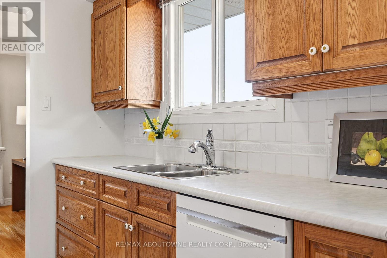 671 Woodview Road, Burlington, Ontario  L7N 3A4 - Photo 18 - W13037524