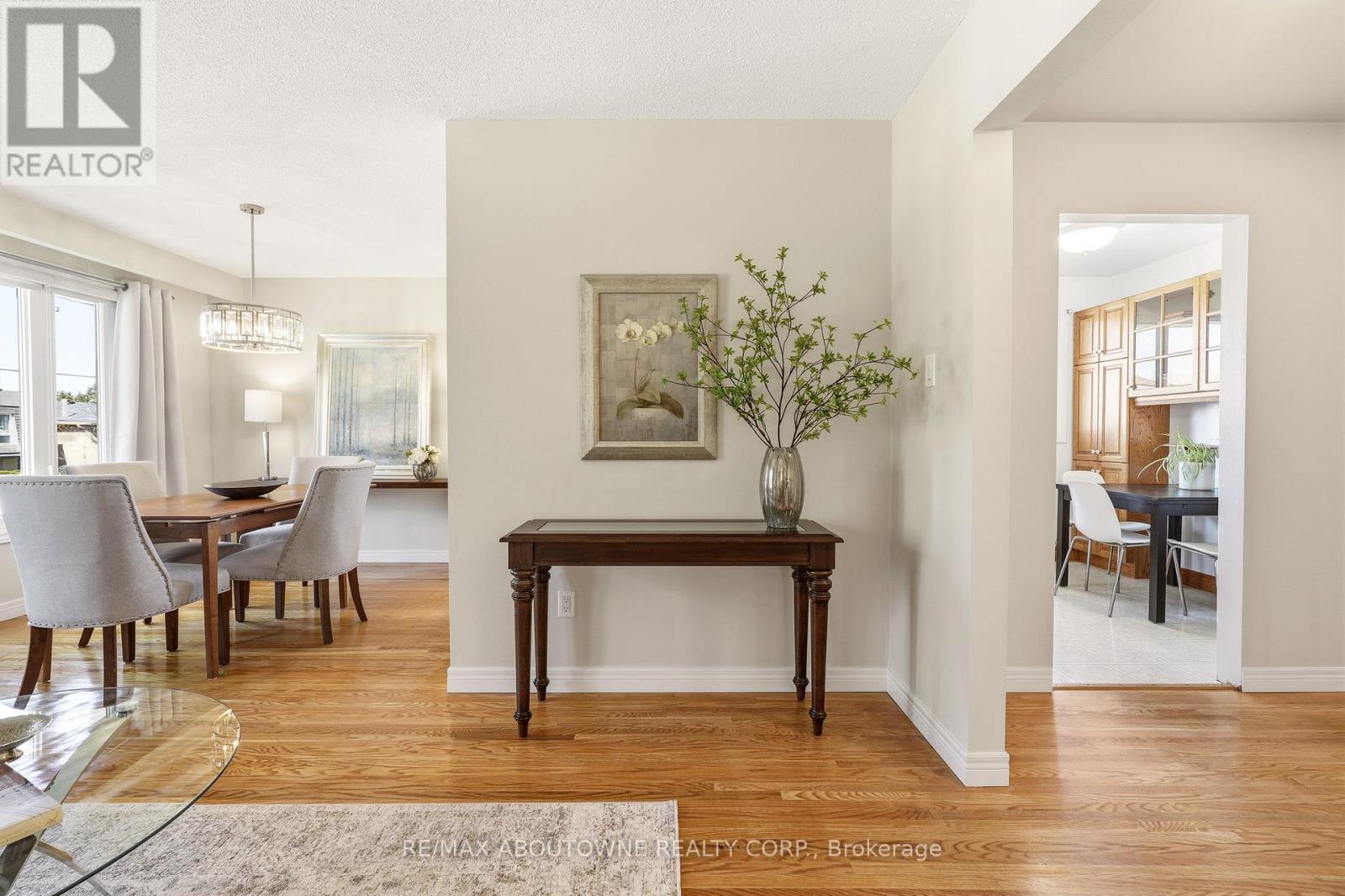 671 Woodview Road, Burlington, Ontario  L7N 3A4 - Photo 4 - W13037524