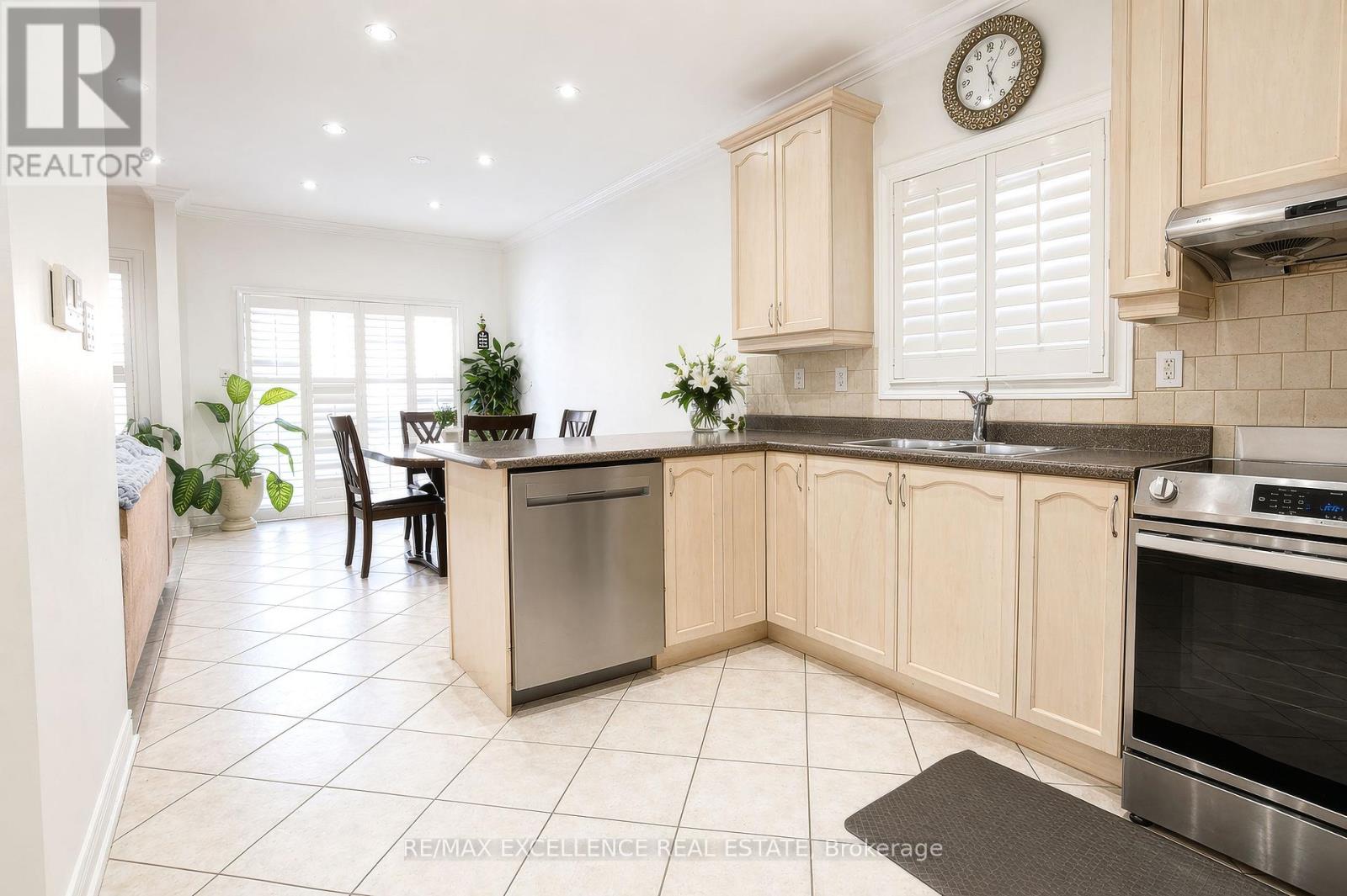 5 Castlegate Boulevard, Brampton, Ontario  L6P 2L4 - Photo 7 - W13037536