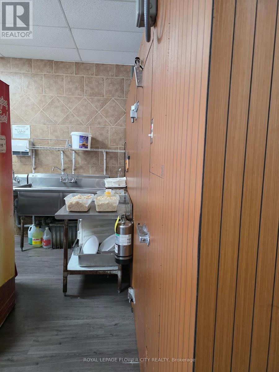 1900 Lakeshore Road W, Mississauga, Ontario  L5J 1J7 - Photo 10 - W13037546