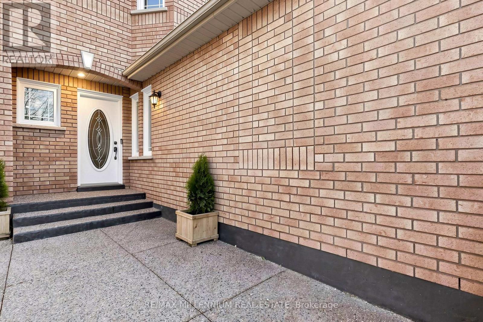 584 Four Winds Way, Mississauga, Ontario  L5R 3M4 - Photo 3 - W13037652