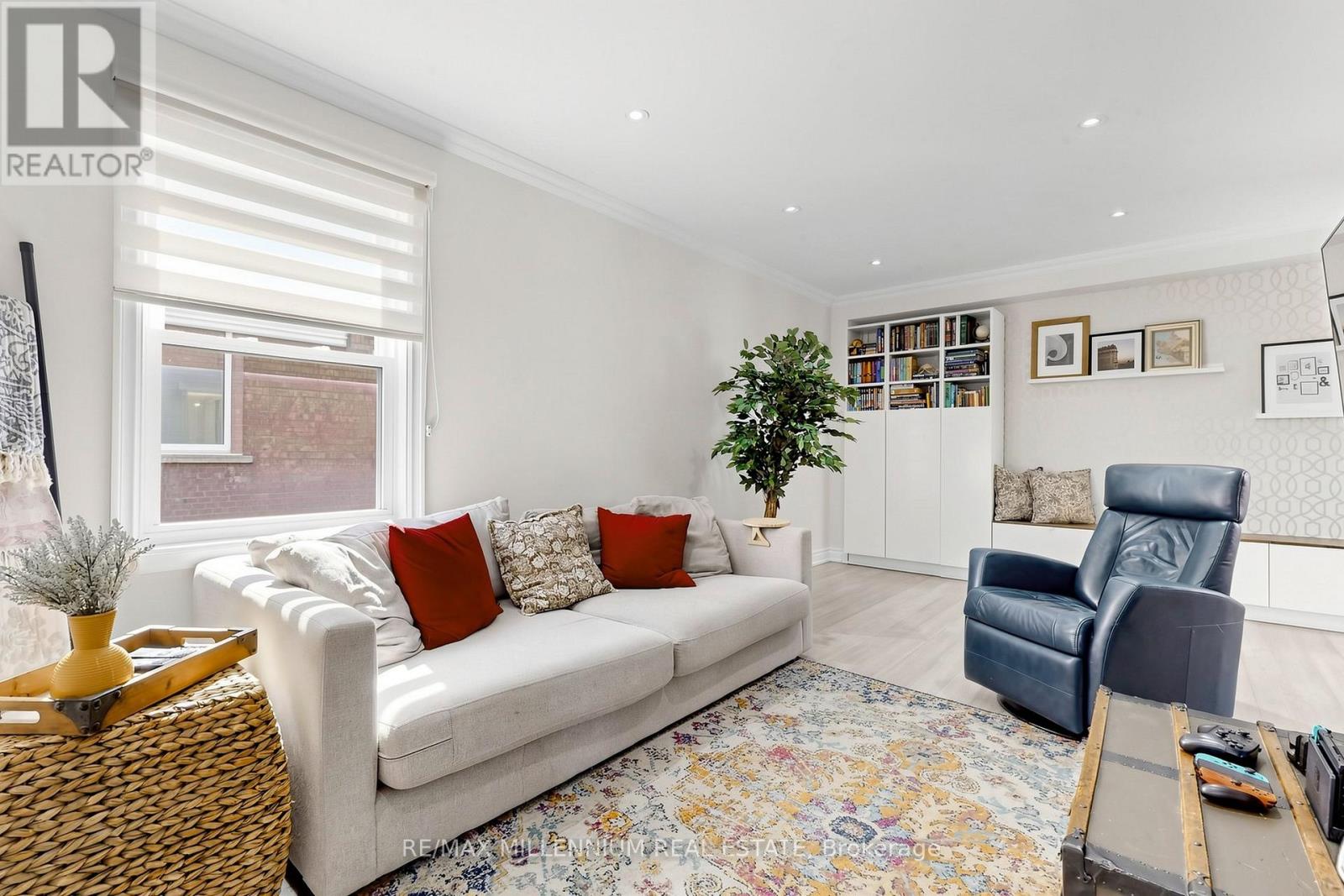 584 Four Winds Way, Mississauga, Ontario  L5R 3M4 - Photo 4 - W13037652