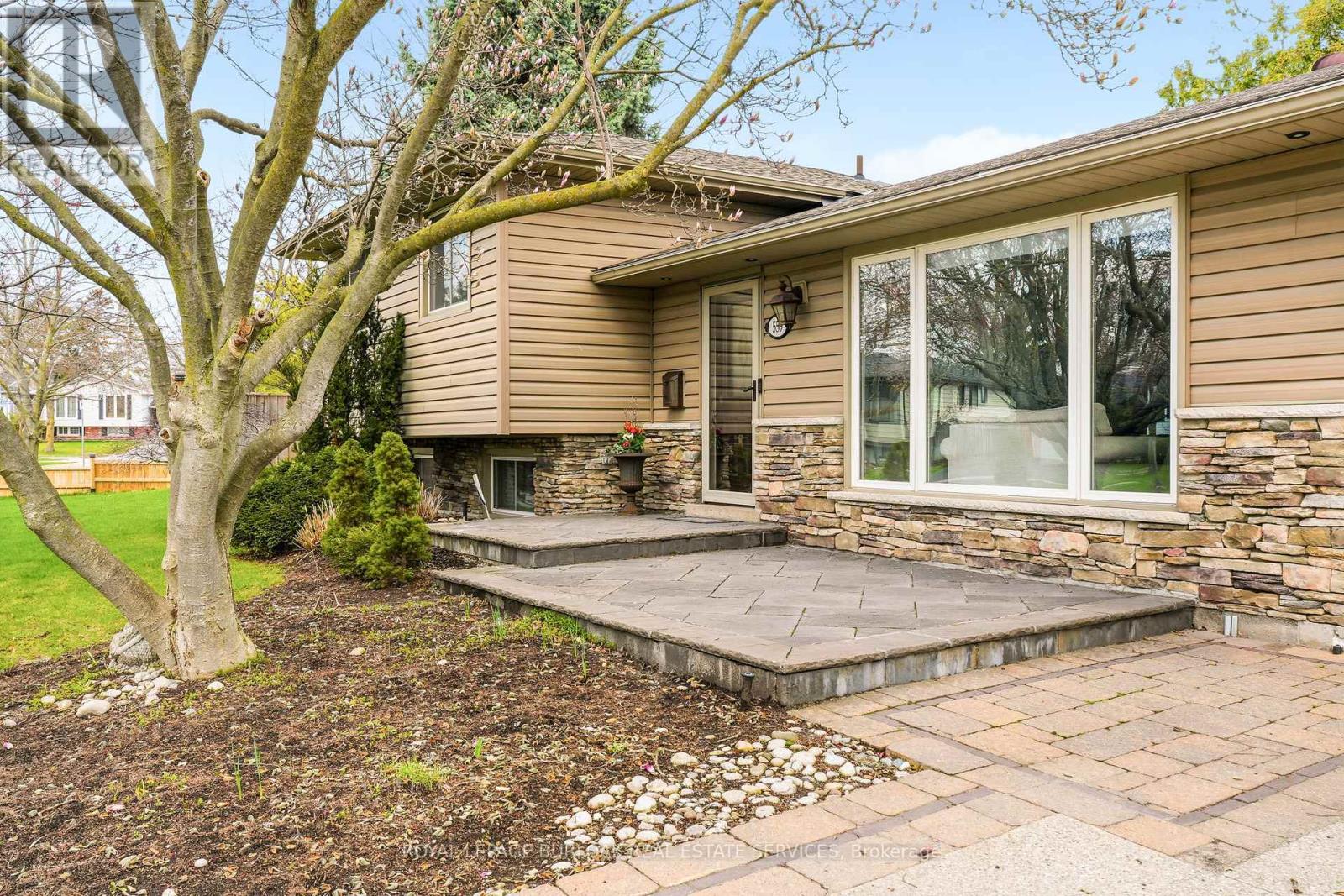 559 Rexway Court, Burlington, Ontario  L7N 3B6 - Photo 3 - W13037656