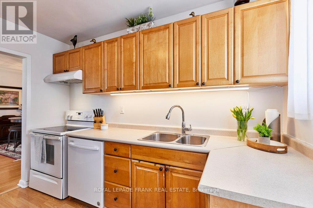 319 Dovedale Drive, Whitby, Ontario  L1N 1Z8 - Photo 11 - E13035070