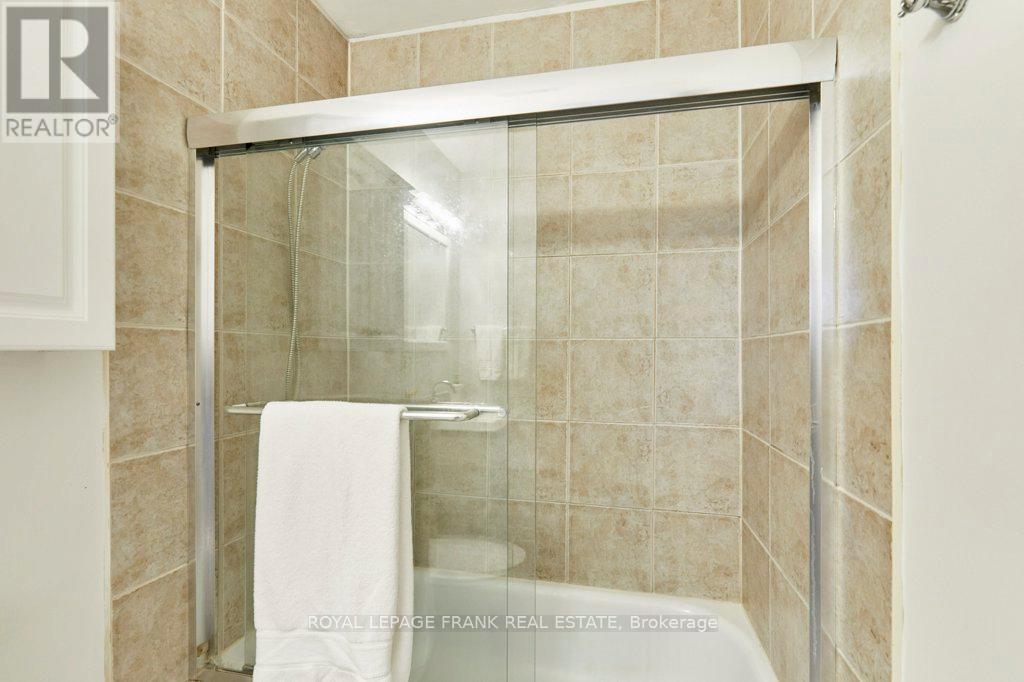 319 Dovedale Drive, Whitby, Ontario  L1N 1Z8 - Photo 18 - E13035070