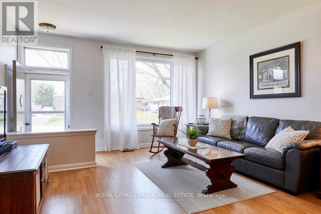 319 Dovedale Drive, Whitby, Ontario  L1N 1Z8 - Photo 4 - E13035070