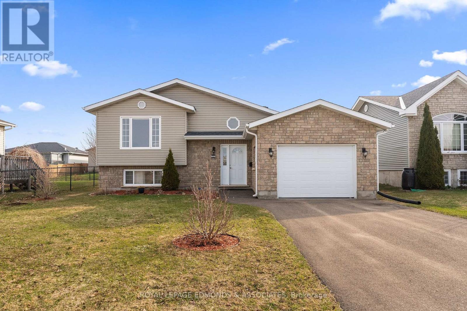 492 Sheppard Road, Pembroke, Ontario  K8A 0A7 - Photo 2 - X12885058