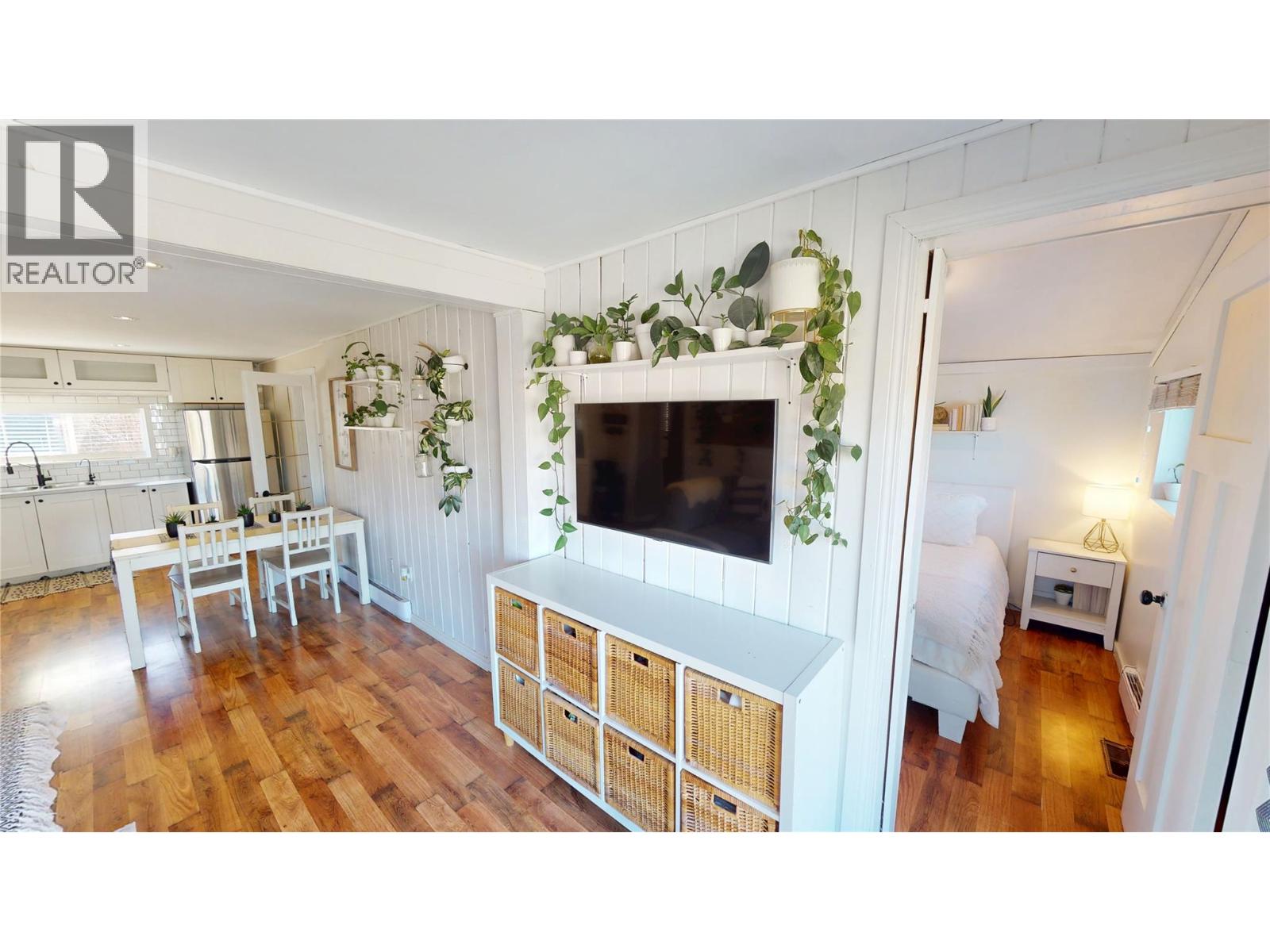 5728 Vermillion Street, Edgewater, British Columbia  V0A 1E0 - Photo 6 - 10384275