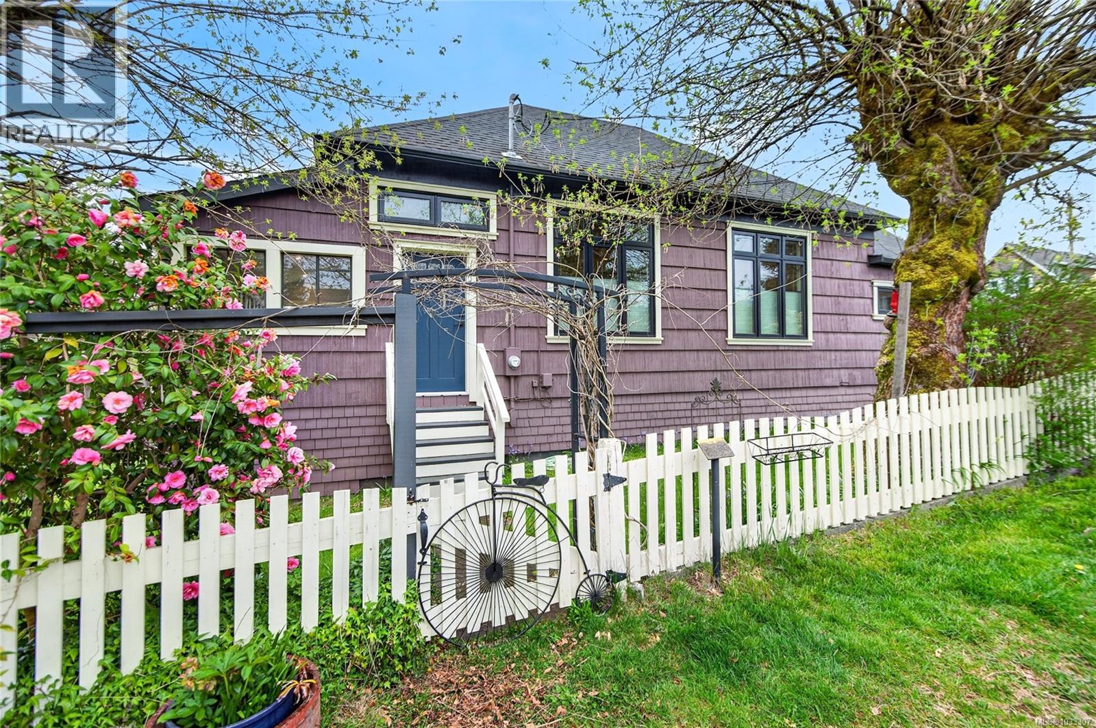 2738 Derwent Ave, Cumberland, British Columbia