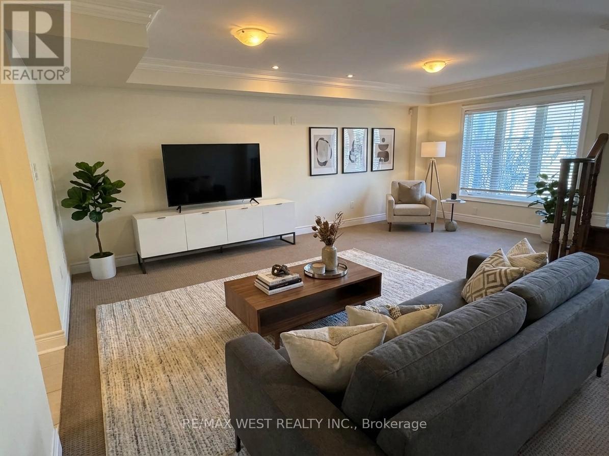 106 Grand Trunk Avenue, Vaughan, Ontario  L6A 0Y3 - Photo 2 - N12788292