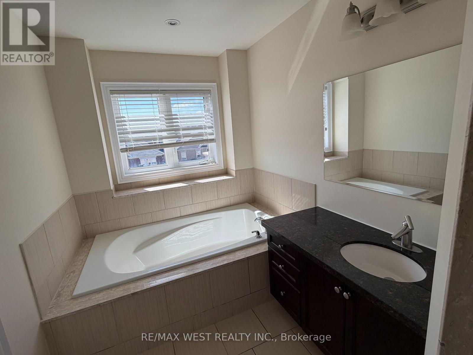 106 Grand Trunk Avenue, Vaughan, Ontario  L6A 0Y3 - Photo 8 - N12788292