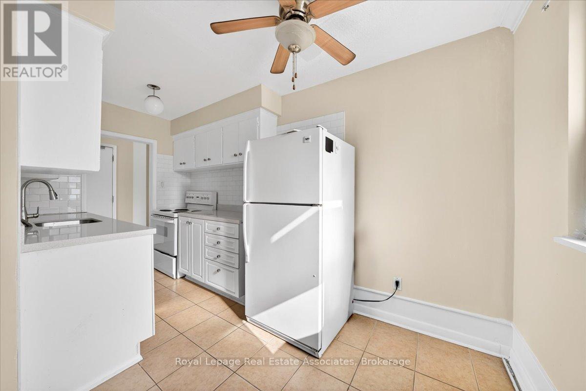 4 - 10 Wasdale Crescent, Toronto, Ontario  M6A 1W8 - Photo 11 - C13037774