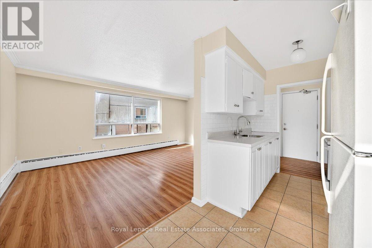 4 - 10 Wasdale Crescent, Toronto, Ontario  M6A 1W8 - Photo 12 - C13037774