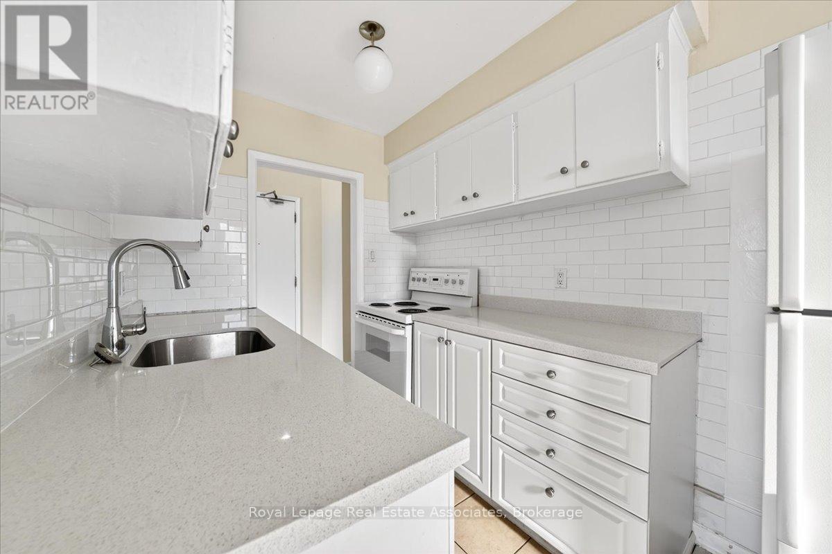 4 - 10 Wasdale Crescent, Toronto, Ontario  M6A 1W8 - Photo 13 - C13037774