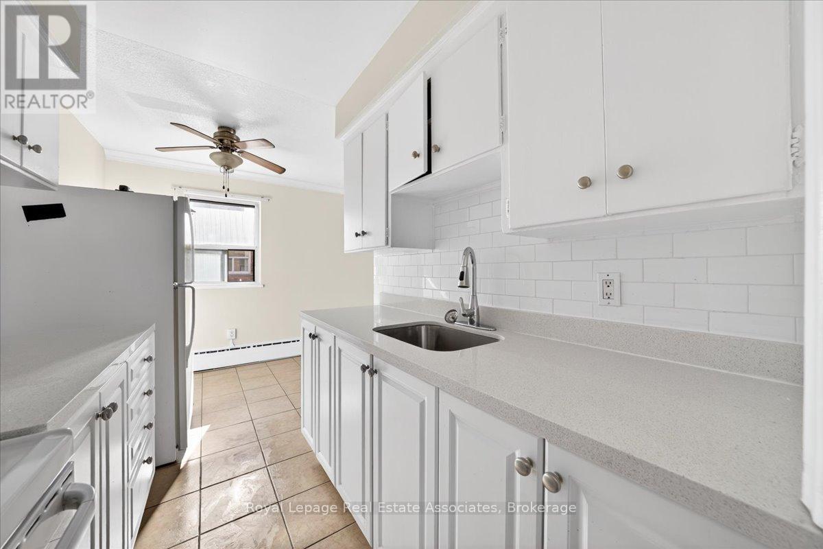 4 - 10 Wasdale Crescent, Toronto, Ontario  M6A 1W8 - Photo 14 - C13037774