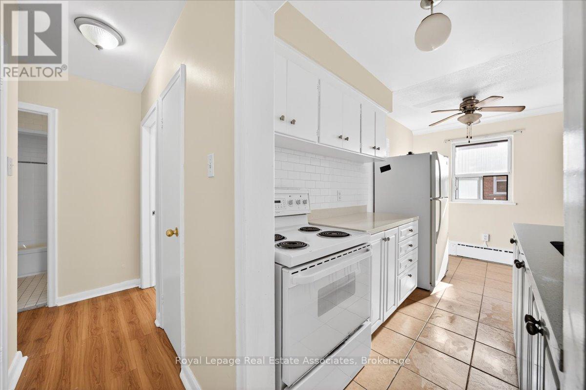 4 - 10 Wasdale Crescent, Toronto, Ontario  M6A 1W8 - Photo 15 - C13037774