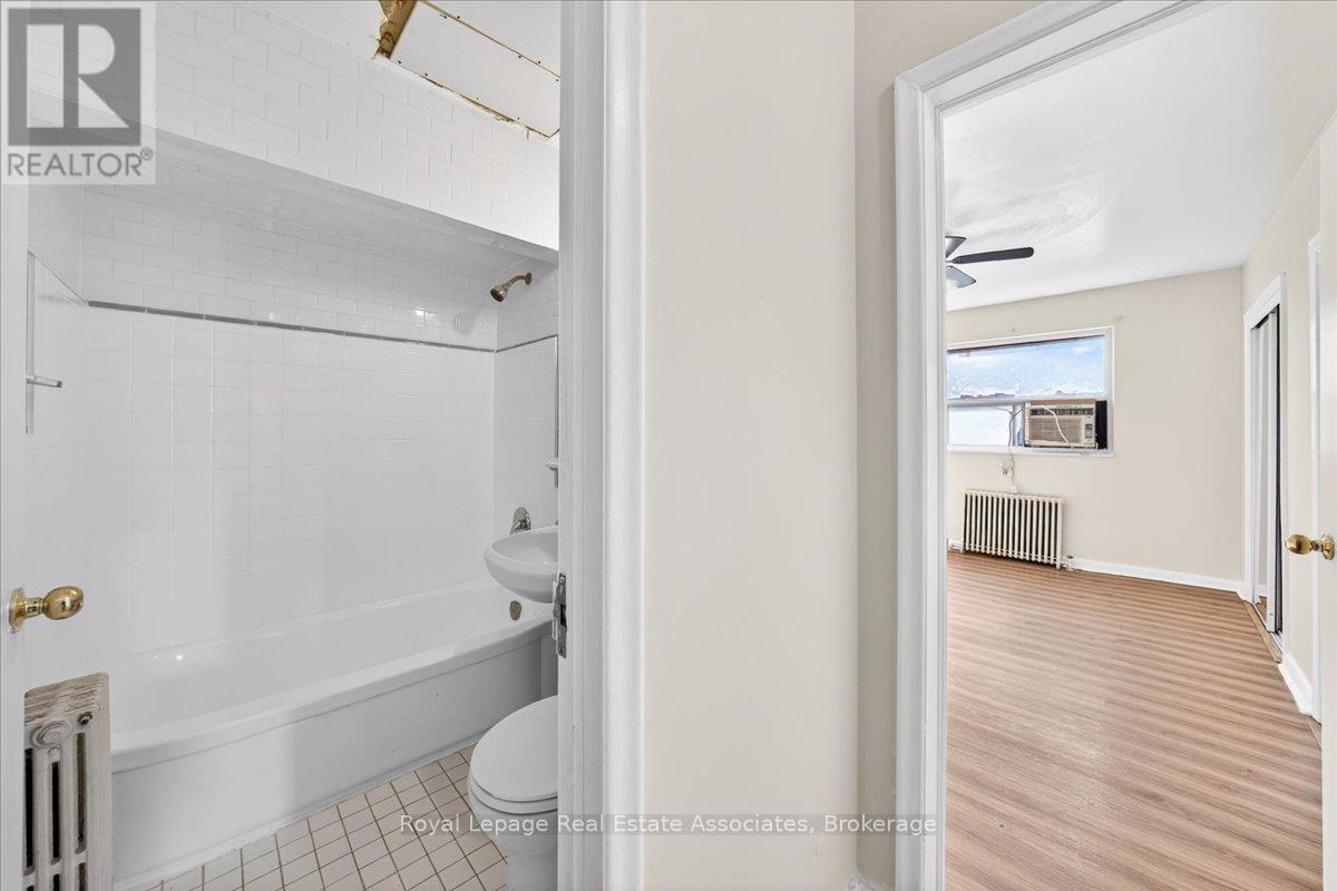 4 - 10 Wasdale Crescent, Toronto, Ontario  M6A 1W8 - Photo 20 - C13037774