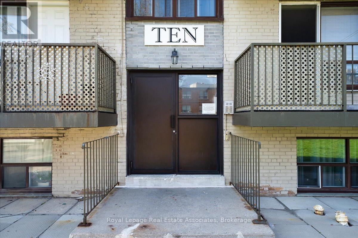 4 - 10 Wasdale Crescent, Toronto, Ontario  M6A 1W8 - Photo 5 - C13037774