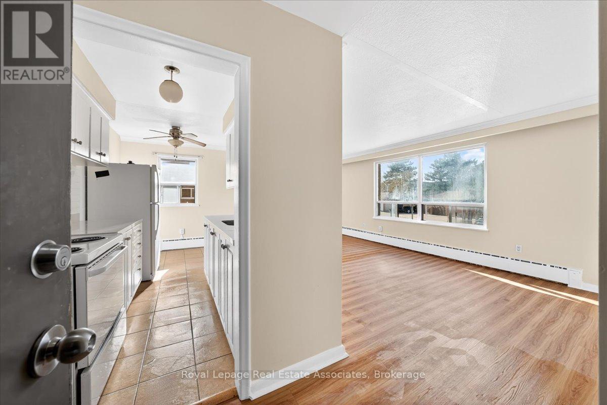 4 - 10 Wasdale Crescent, Toronto, Ontario  M6A 1W8 - Photo 6 - C13037774