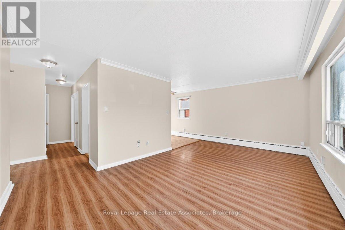 4 - 10 Wasdale Crescent, Toronto, Ontario  M6A 1W8 - Photo 8 - C13037774