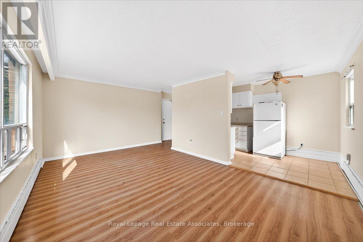 4 - 10 Wasdale Crescent, Toronto, Ontario  M6A 1W8 - Photo 9 - C13037774