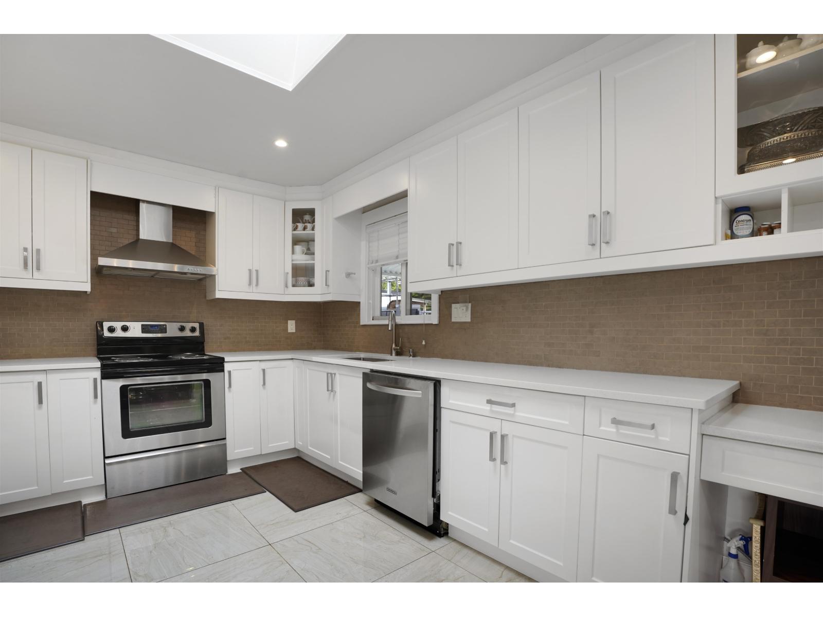 9027 Prince Charles Boulevard, Surrey, British Columbia  V3V 1R7 - Photo 3 - R3114594