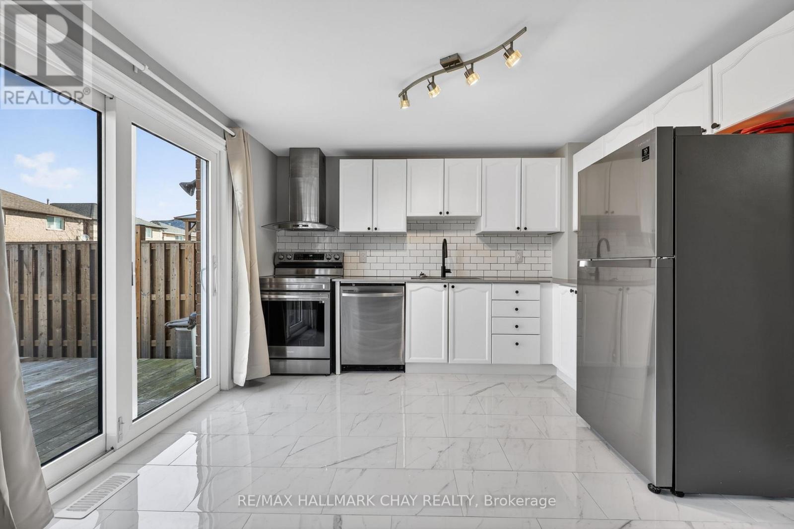 37 Majesty Boulevard, Barrie (Innis-Shore), Ontario  L4M 7K3 - Photo 8 - S13037744