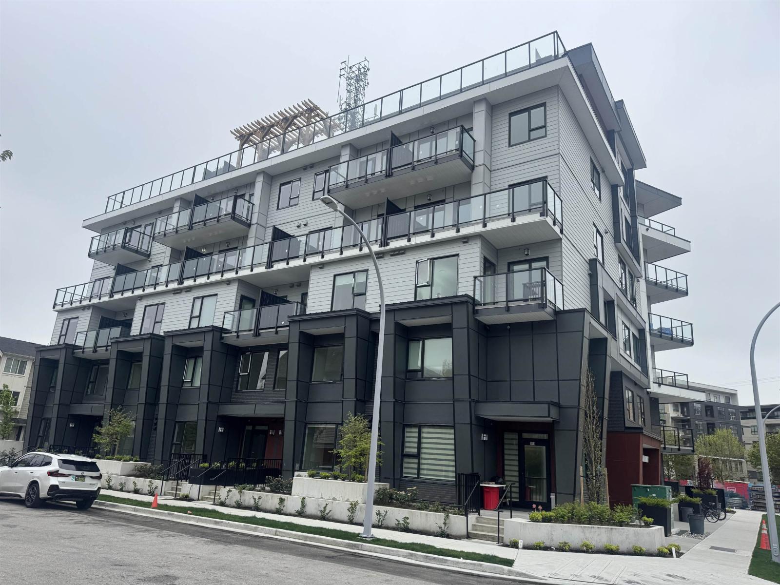 303 15739 FRASER HIGHWAY, surrey, British Columbia