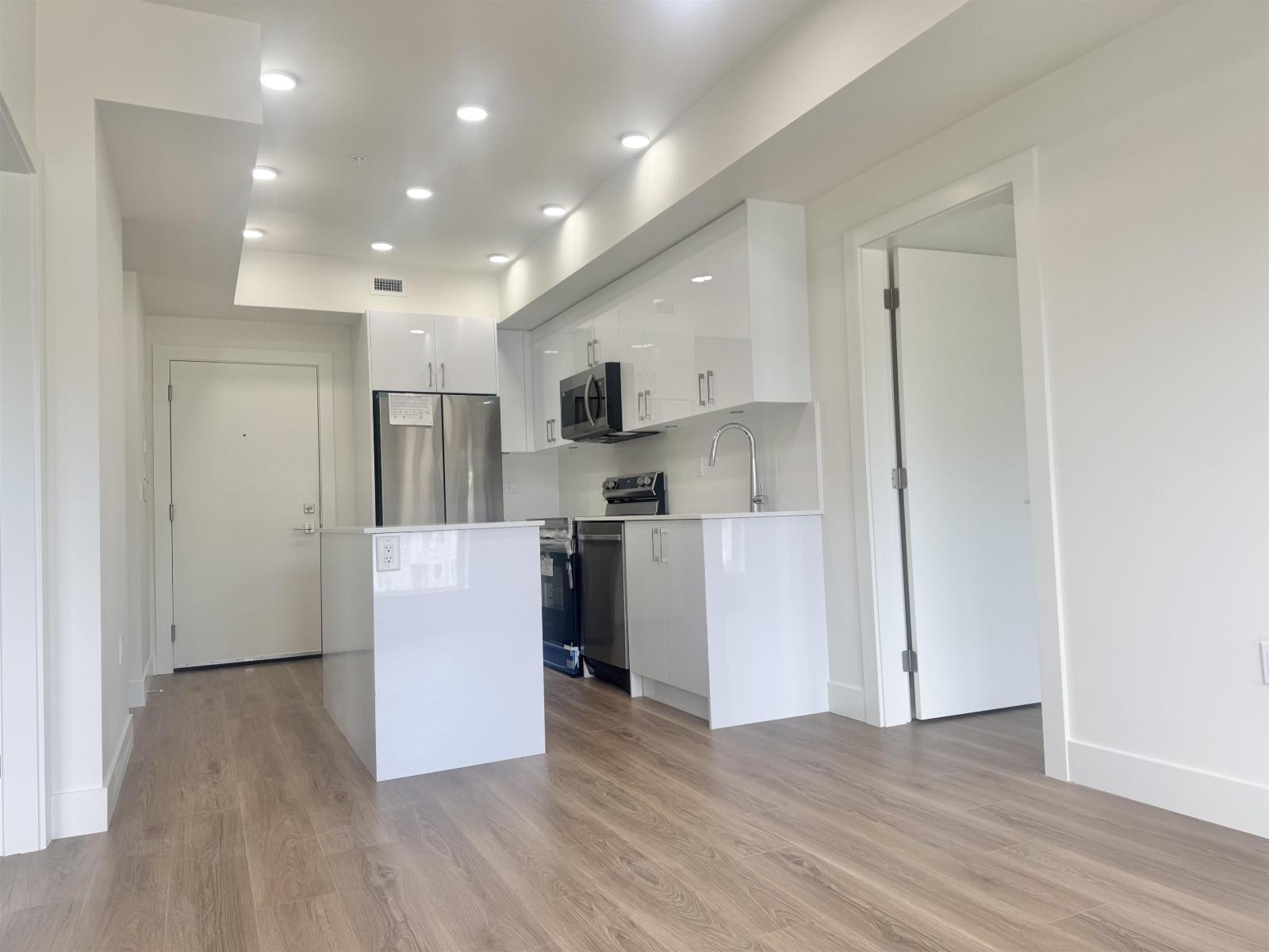 303 15739 Fraser Highway, Surrey, British Columbia  V4N 6Y4 - Photo 3 - R3110527