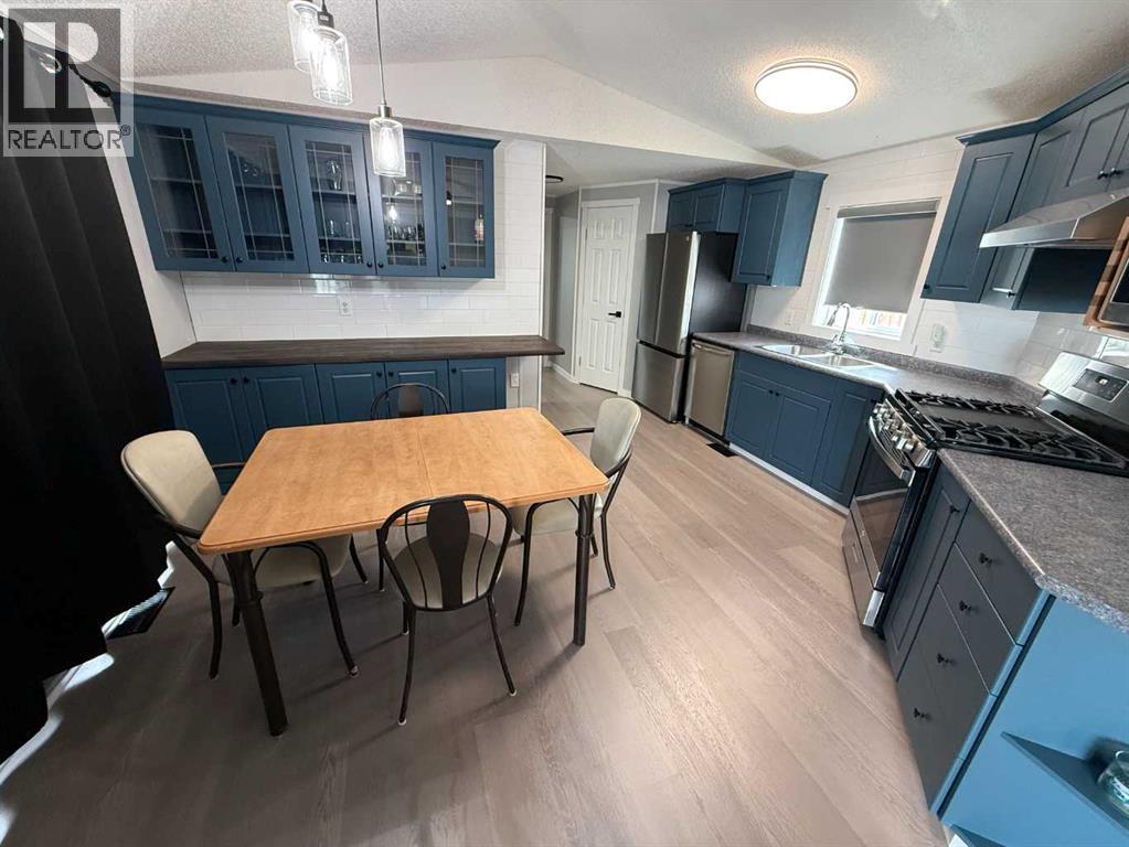 113 Litke Cove, Hinton, Alberta  T7V 1A7 - Photo 4 - A2303635