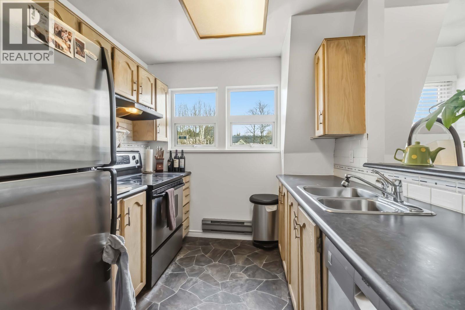 301 99 Begin Street, Coquitlam, British Columbia  V3K 6R5 - Photo 4 - R3115113