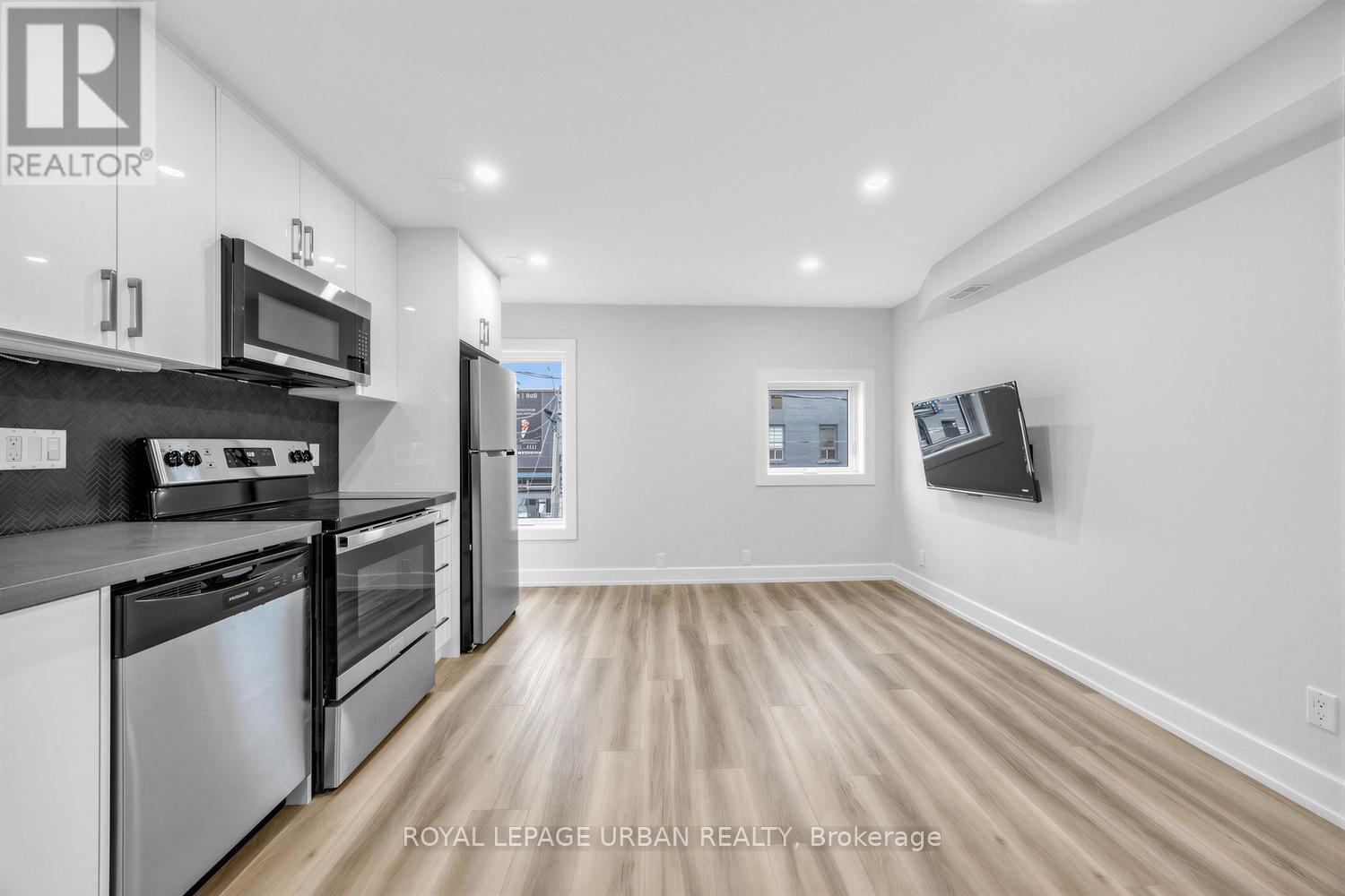 B - 851 DANFORTH AVENUE, Toronto, Ontario