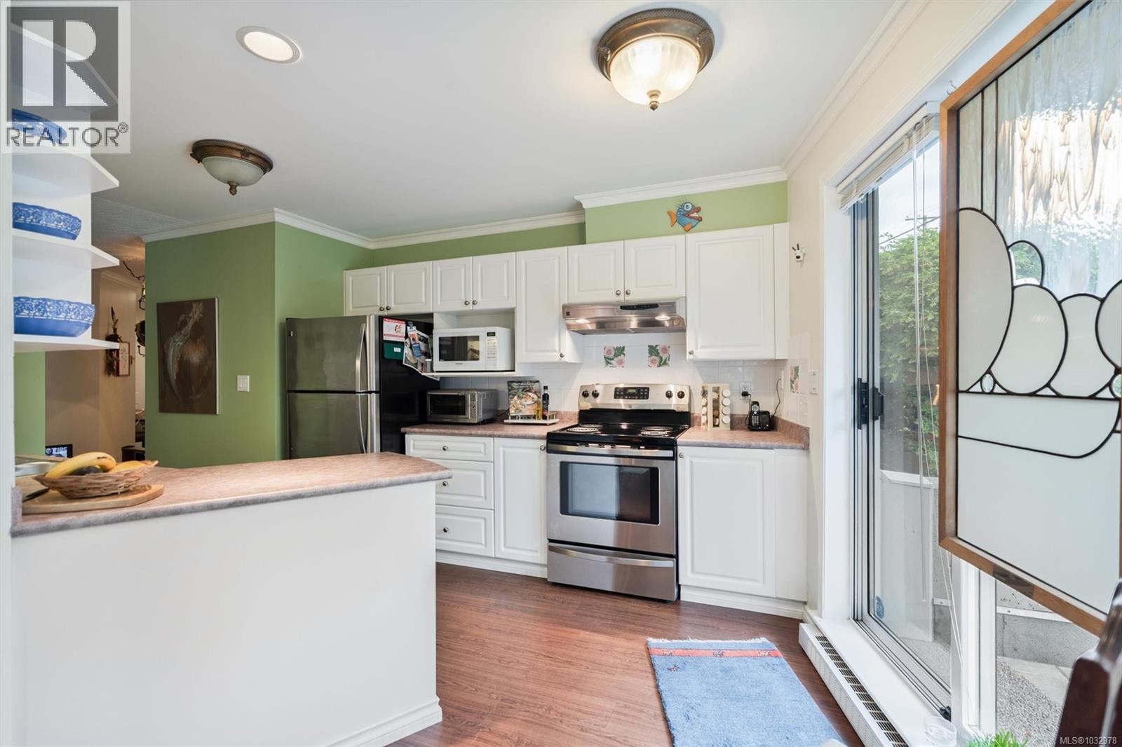 102 936 Fairfield Rd, Victoria, British Columbia  V8V 3A4 - Photo 3 - 1032978