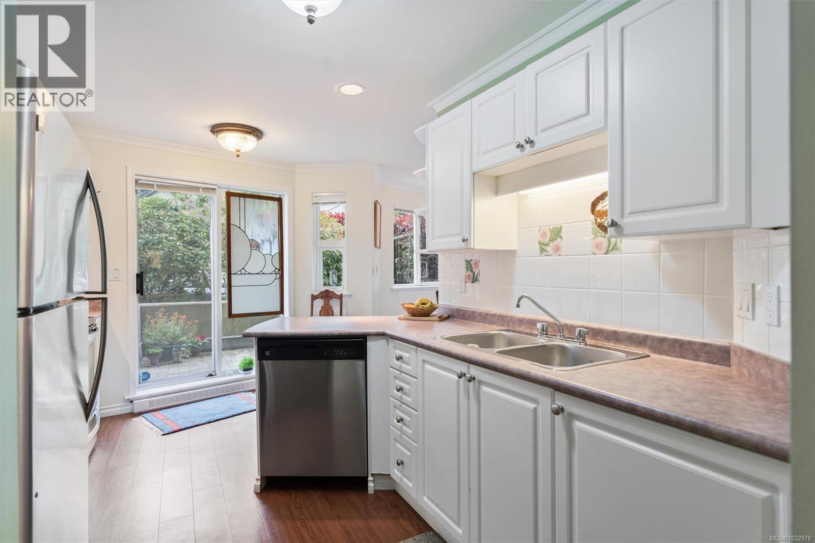 102 936 Fairfield Rd, Victoria, British Columbia  V8V 3A4 - Photo 5 - 1032978