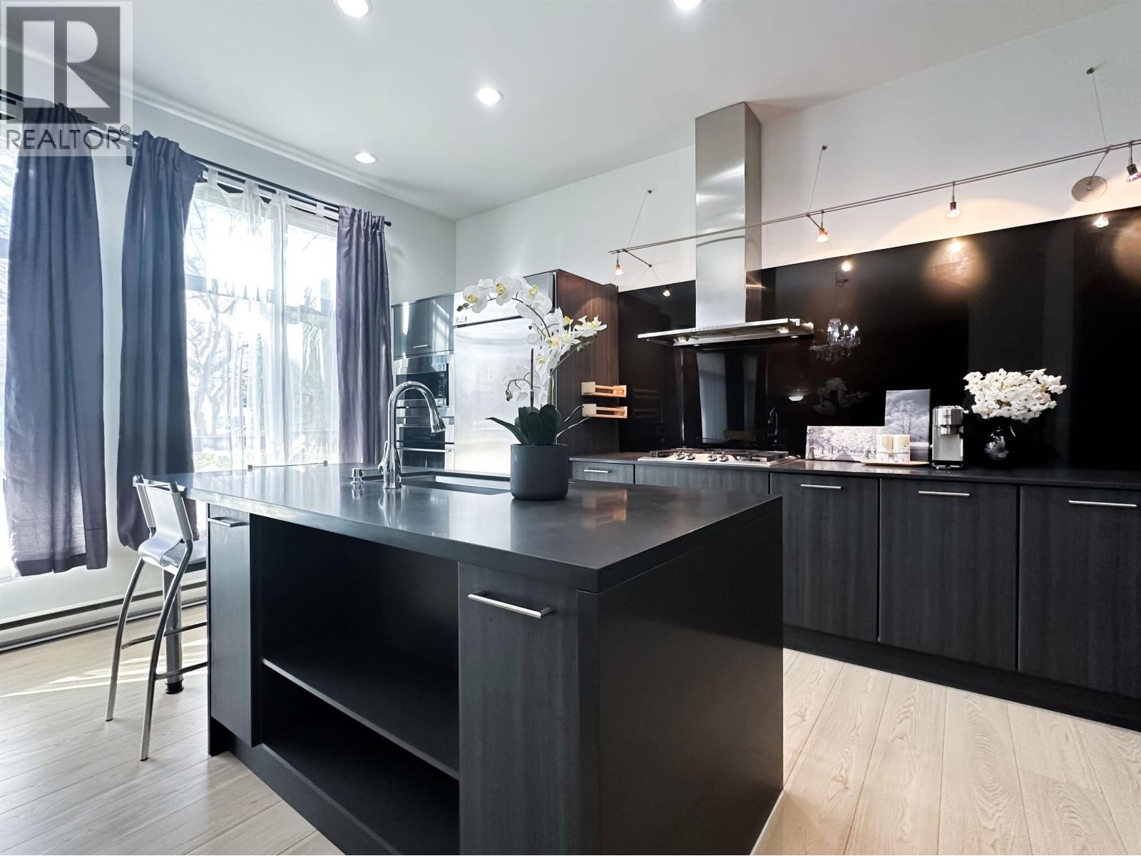 101 220 Salter Street, New Westminster, British Columbia  V3M 0H4 - Photo 2 - R3115252