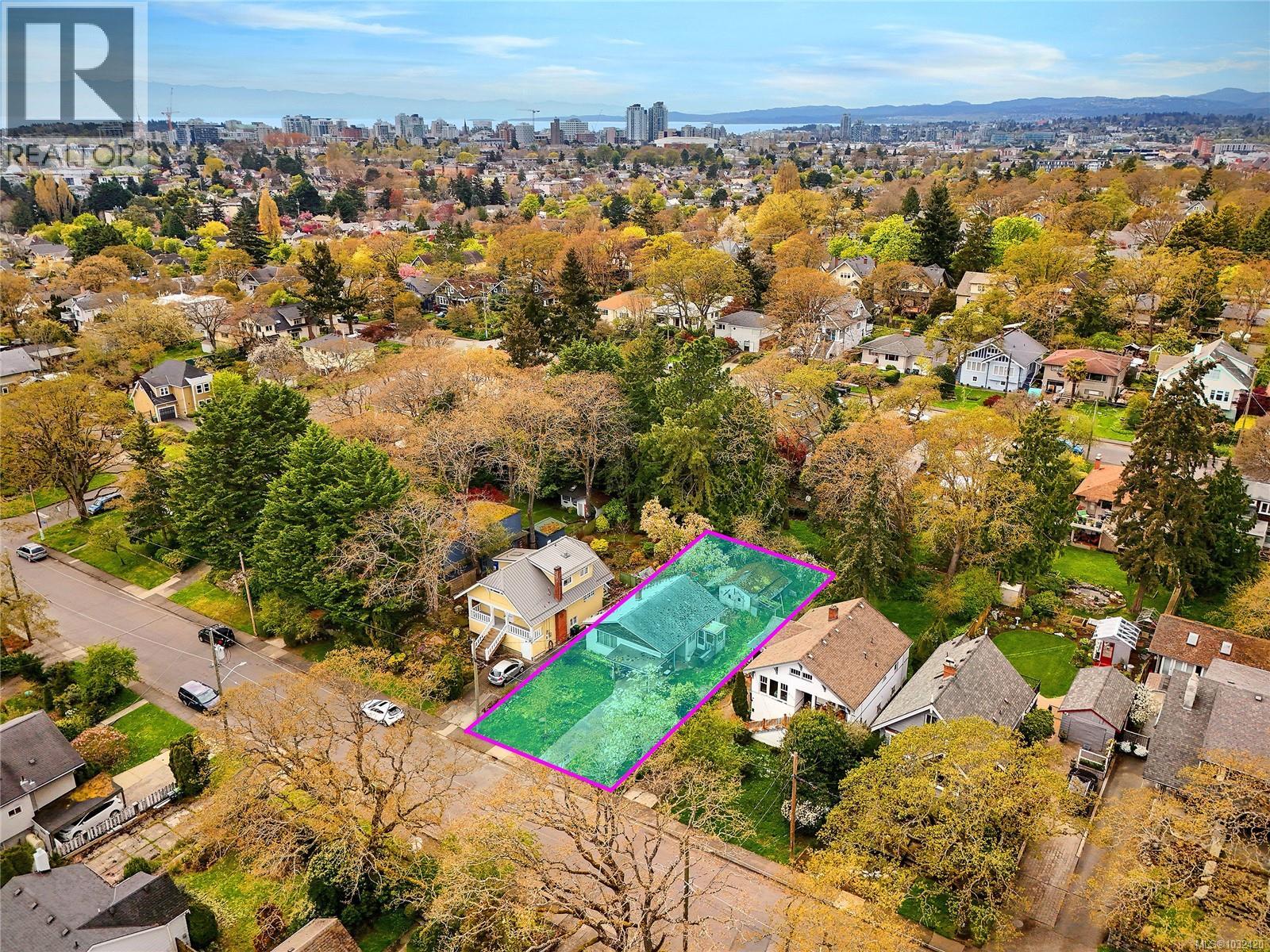 2728 Avebury Ave, Victoria, British Columbia  V8R 3W4 - Photo 2 - 1032420