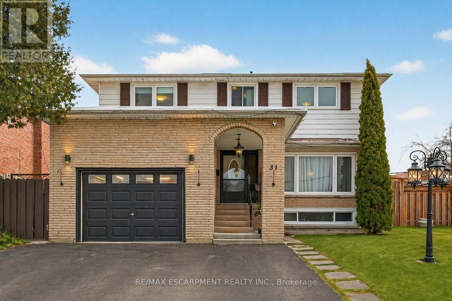 31 Maynard Street, Hamilton, Ontario  L9B 1R9 - Photo 3 - X12973816