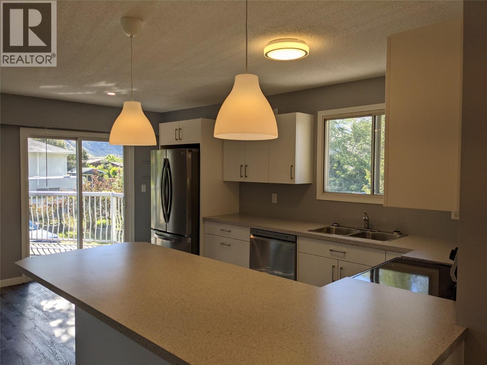 3170/3172 Wawn Crescent, Kamloops, British Columbia  V2B 7J6 - Photo 6 - 10384243