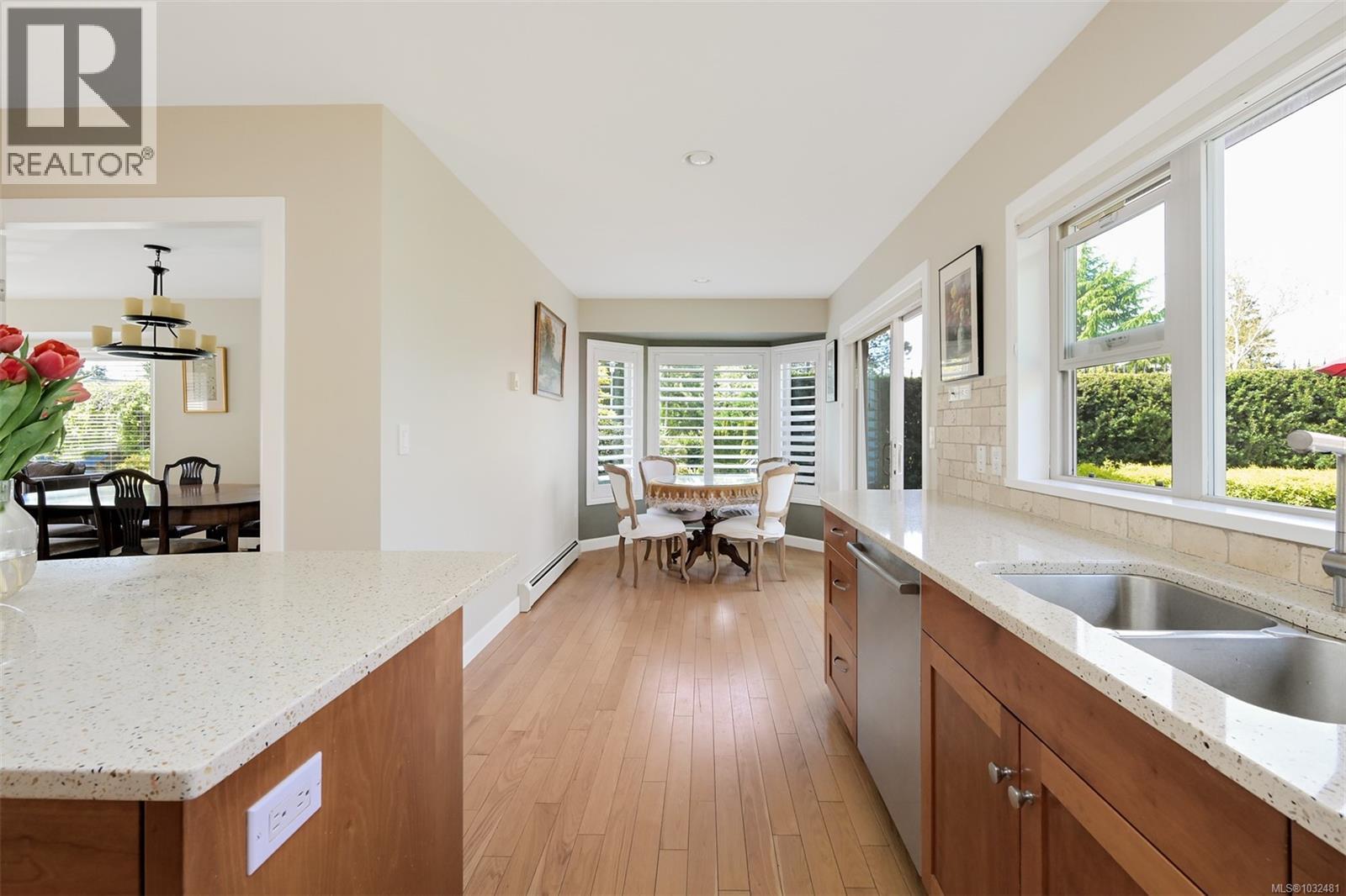 2770 Arbutus Rd, Saanich, British Columbia  V8N 5X4 - Photo 21 - 1032481