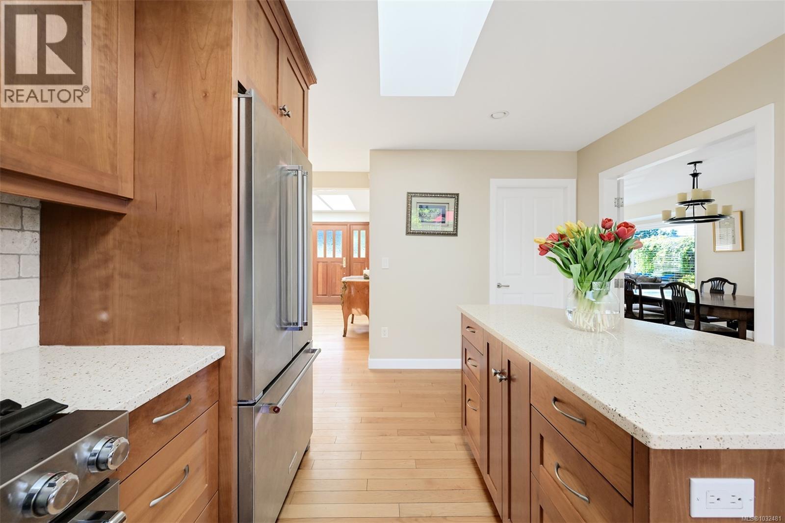 2770 Arbutus Rd, Saanich, British Columbia  V8N 5X4 - Photo 15 - 1032481