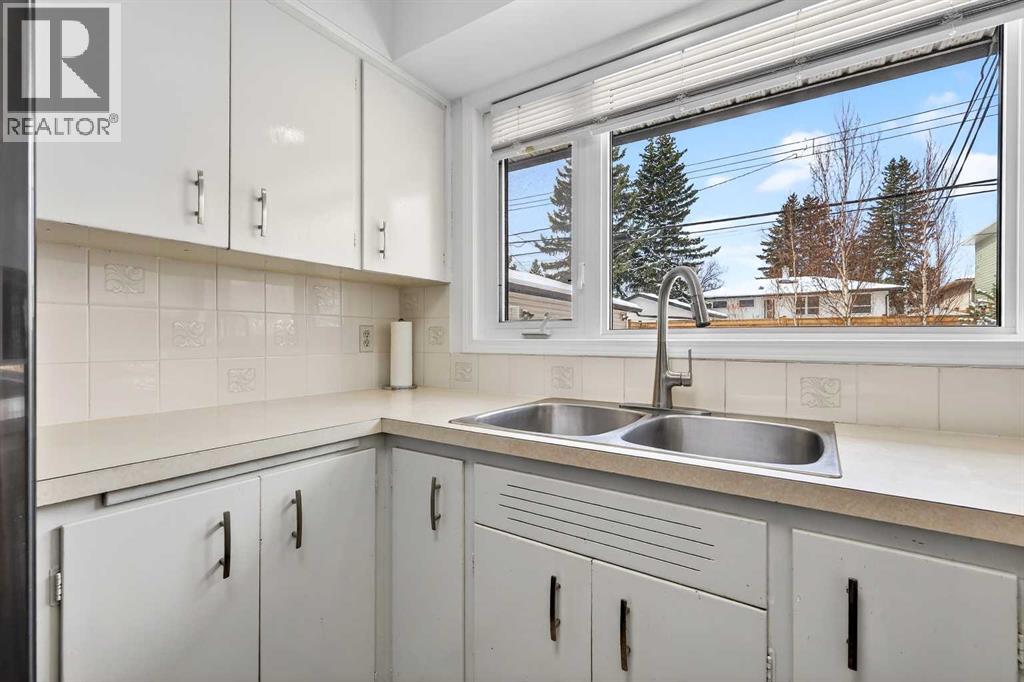 33 Warwick Drive SW, Calgary, Alberta  T3C 2R5 - Photo 18 - A2297421