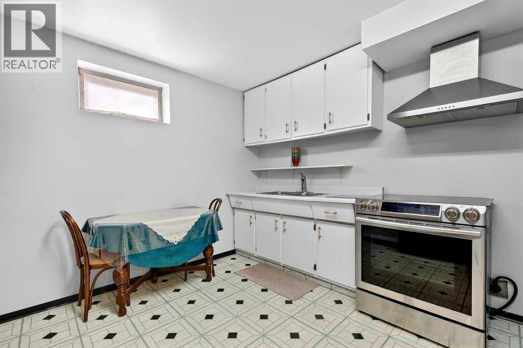 33 Warwick Drive SW, Calgary, Alberta  T3C 2R5 - Photo 35 - A2297421